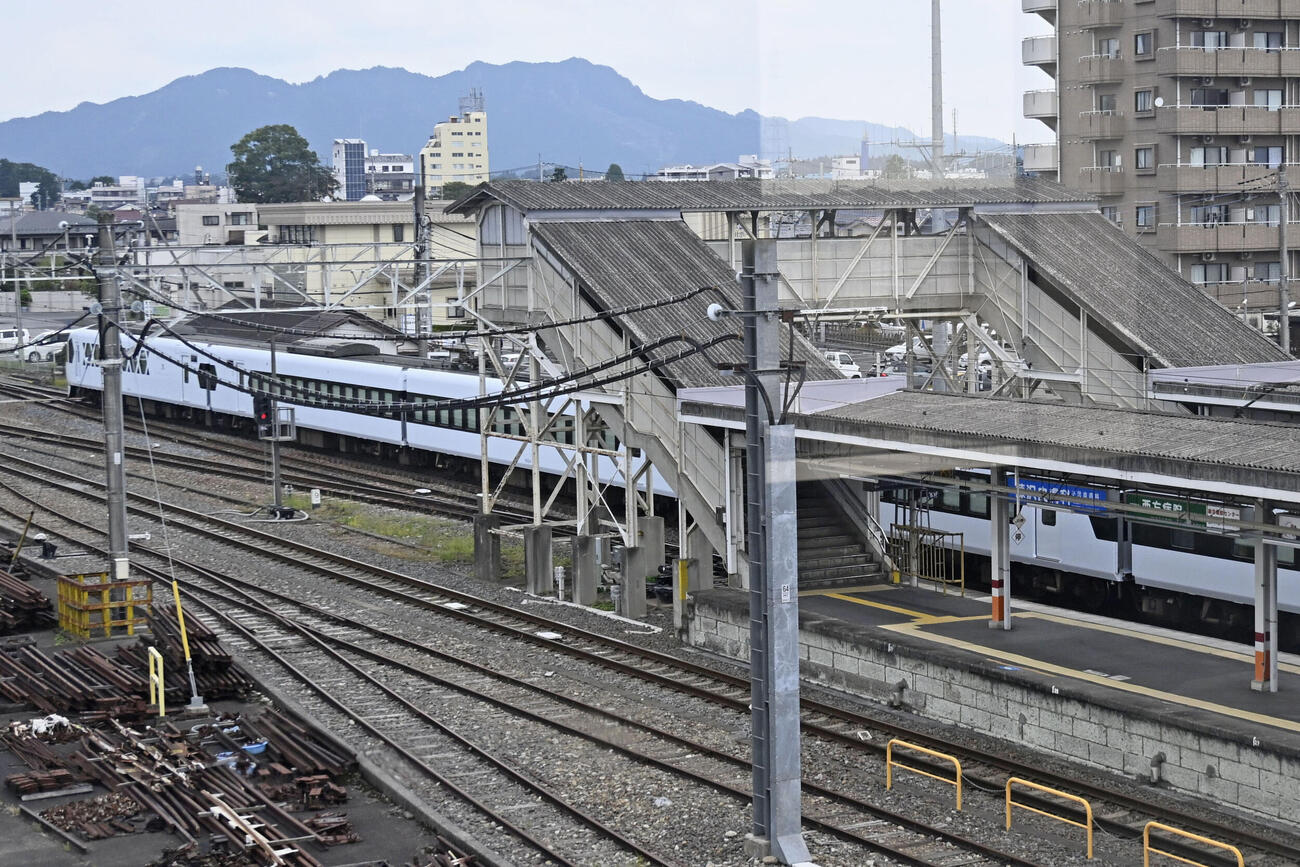 東武日光線新鹿沼駅の構内で作業員4人と接触し、停車した特急列車「スペーシアX2号」＝20日午後0時54分、栃木県鹿沼市（共同）