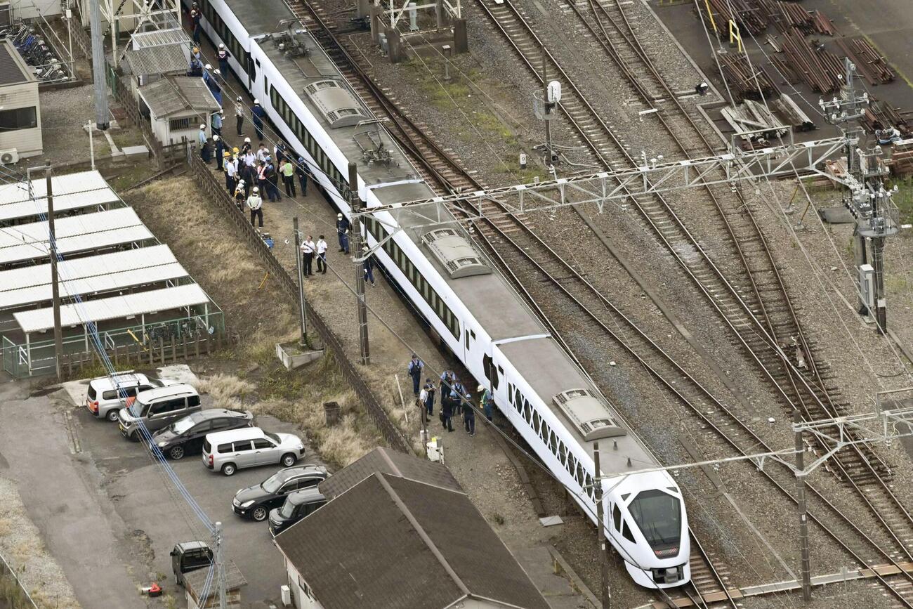 東武日光線新鹿沼駅の構内で作業員4人と接触し、停車した特急列車スペーシアX2号＝20日午後0時59分、栃木県鹿沼市（共同）