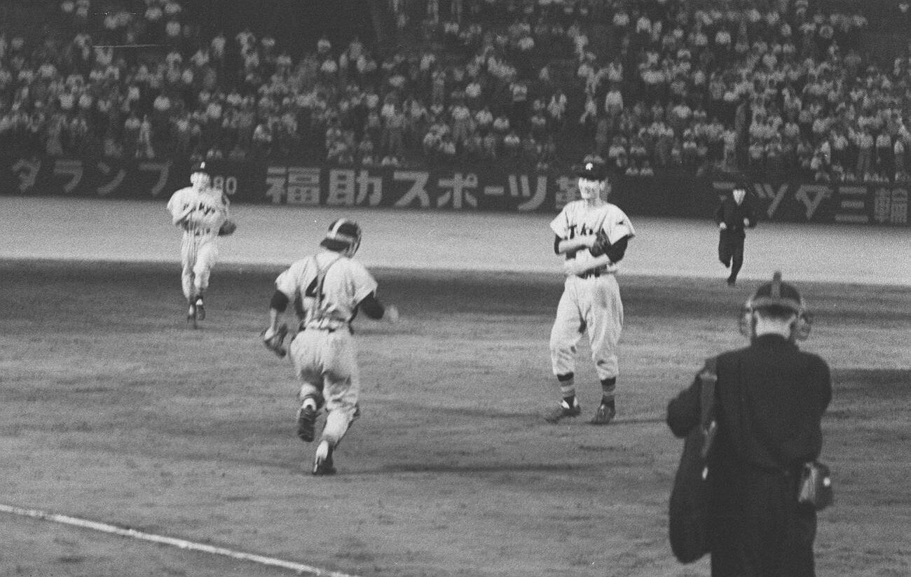 中日対国鉄　金田正一は9回裏2死、最後の打者太田を三振に討ち取り完全試合を達成（パーフェクト）。駆け寄る捕手の佐竹一夫（1957年8月21日撮影）