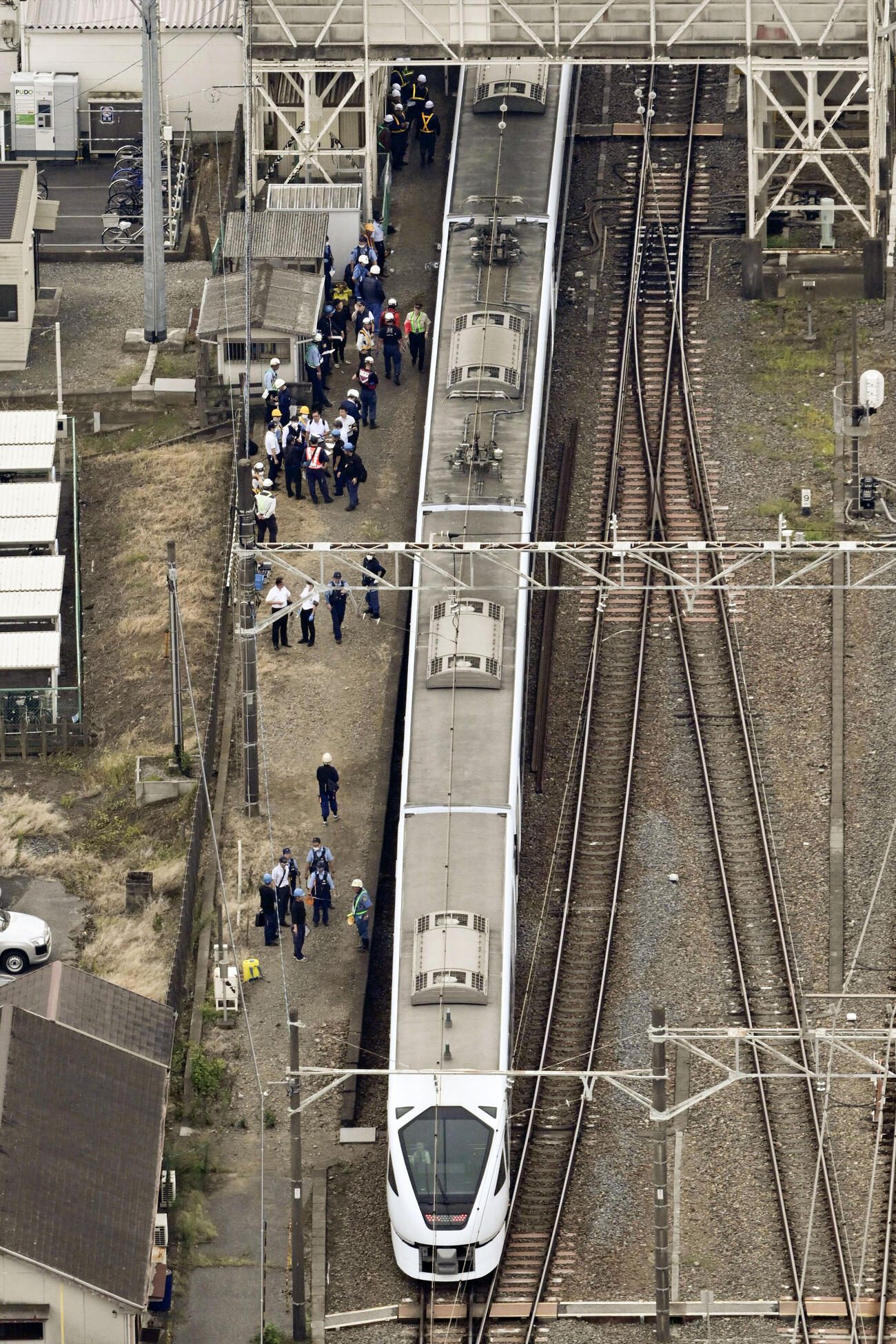 東武日光線新鹿沼駅の構内で作業員4人をはね、停車した特急列車スペーシアX2号（共同通信社ヘリから）