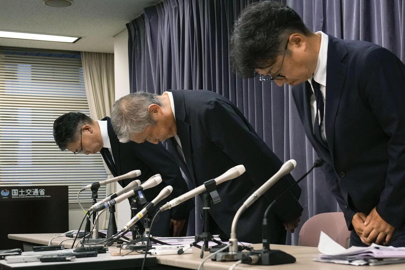 作業員4人が特急列車にはねられ死亡した事故を受け、記者会見で陳謝する東武鉄道の鈴木孝郎鉄道事業本部長（中央）ら（共同）