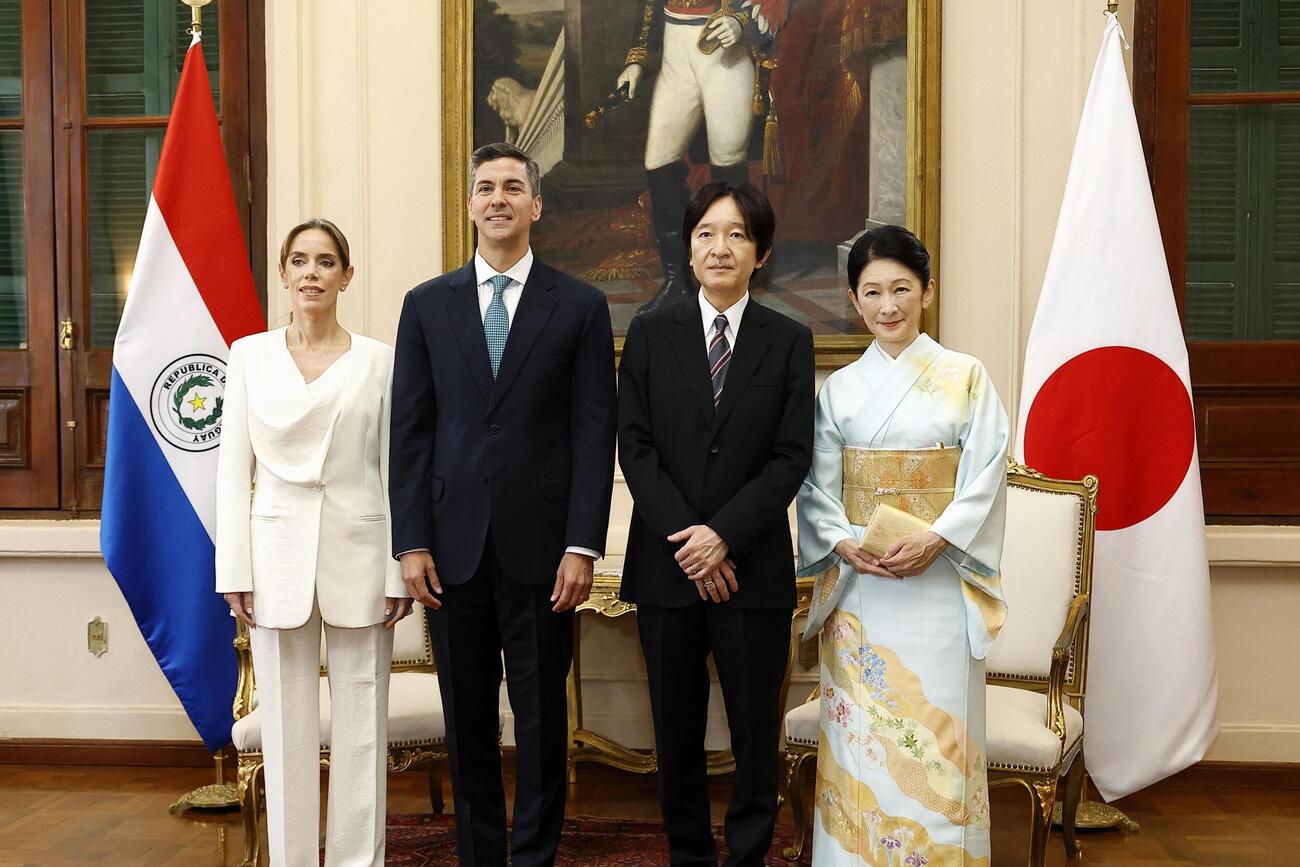 パラグアイのペニャ大統領を表敬訪問された秋篠宮ご夫妻＝20日、アスンシオンのロペス宮殿（宮内庁提供・共同）