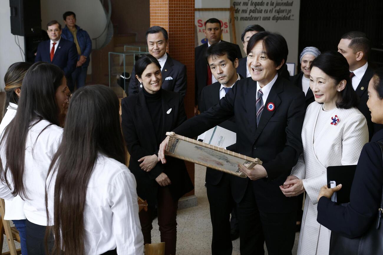 文化センターを訪れ、パラグアイ伝統のレース編み「ニャンドゥティ」の実演を見学された秋篠宮ご夫妻＝20日、パラグアイの首都アスンシオン（共同）