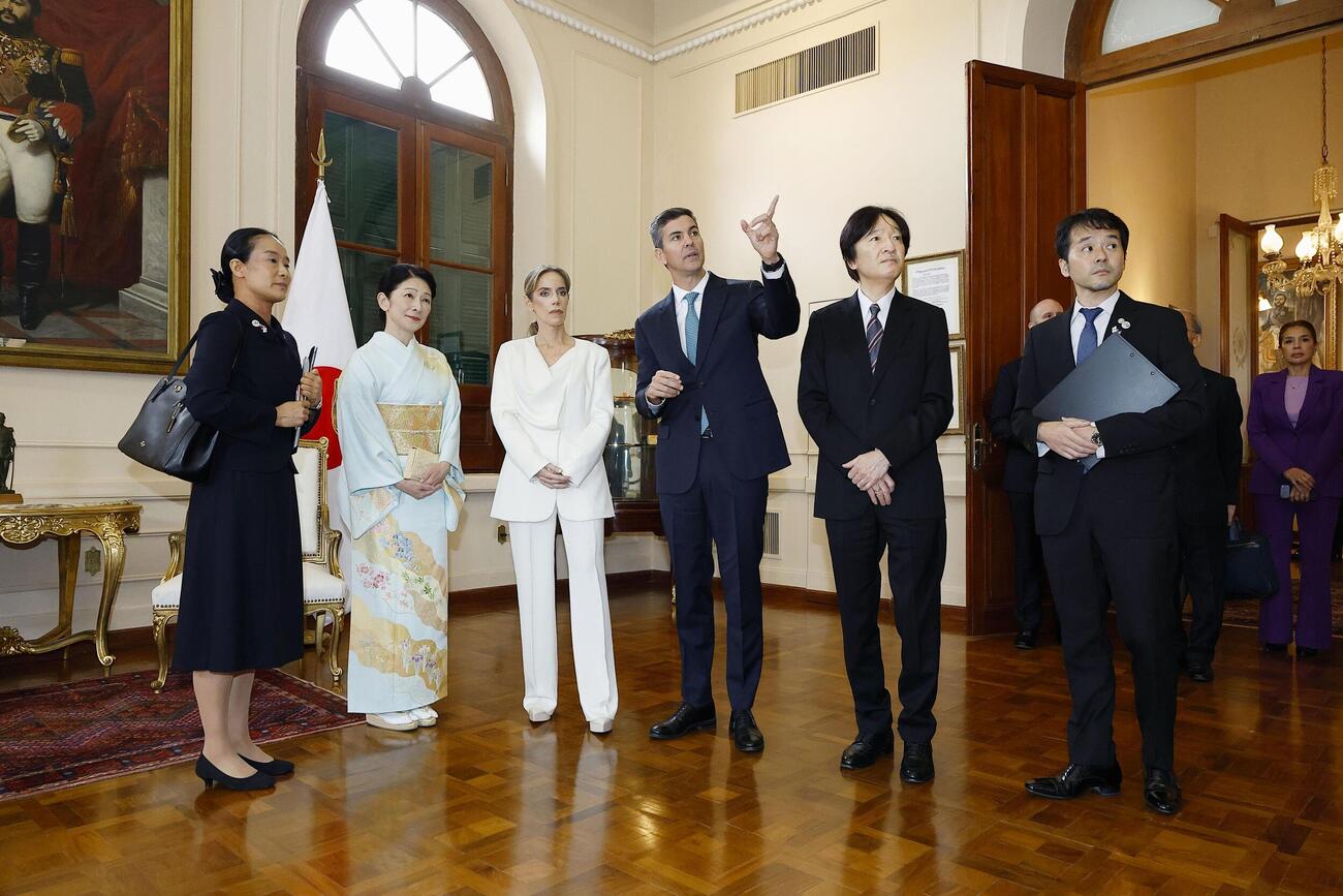 パラグアイのペニャ大統領を表敬訪問された秋篠宮ご夫妻＝20日、アスンシオンのロペス宮殿（宮内庁提供・共同）