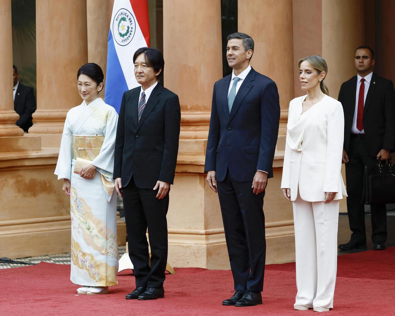 パラグアイのペニャ大統領を表敬訪問された秋篠宮ご夫妻＝20日、アスンシオンのロペス宮殿（共同）