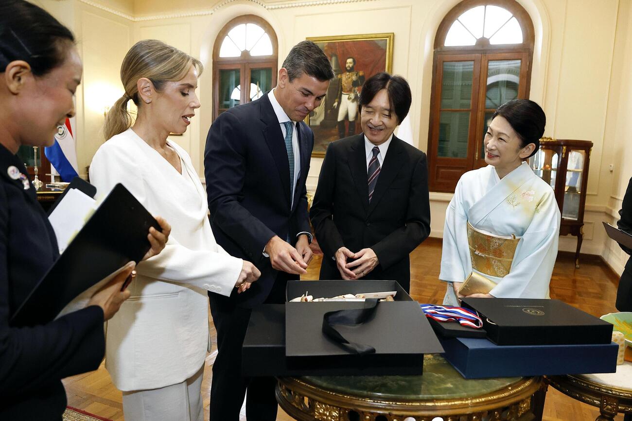 パラグアイのペニャ大統領を表敬訪問された秋篠宮ご夫妻＝20日、アスンシオンのロペス宮殿（宮内庁提供・共同）