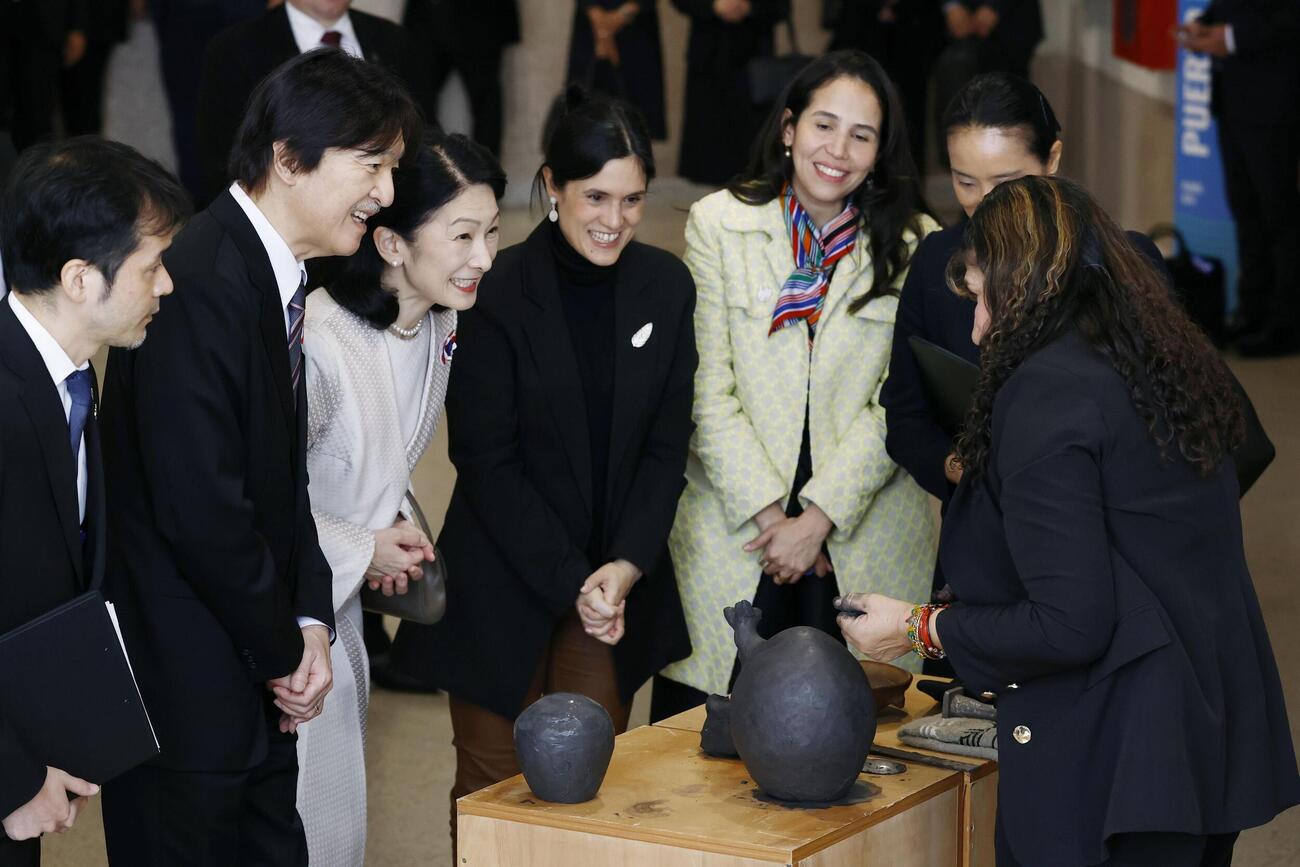 文化センターを訪れ、陶芸の実演を見学される秋篠宮ご夫妻＝20日、パラグアイの首都アスンシオン（共同）
