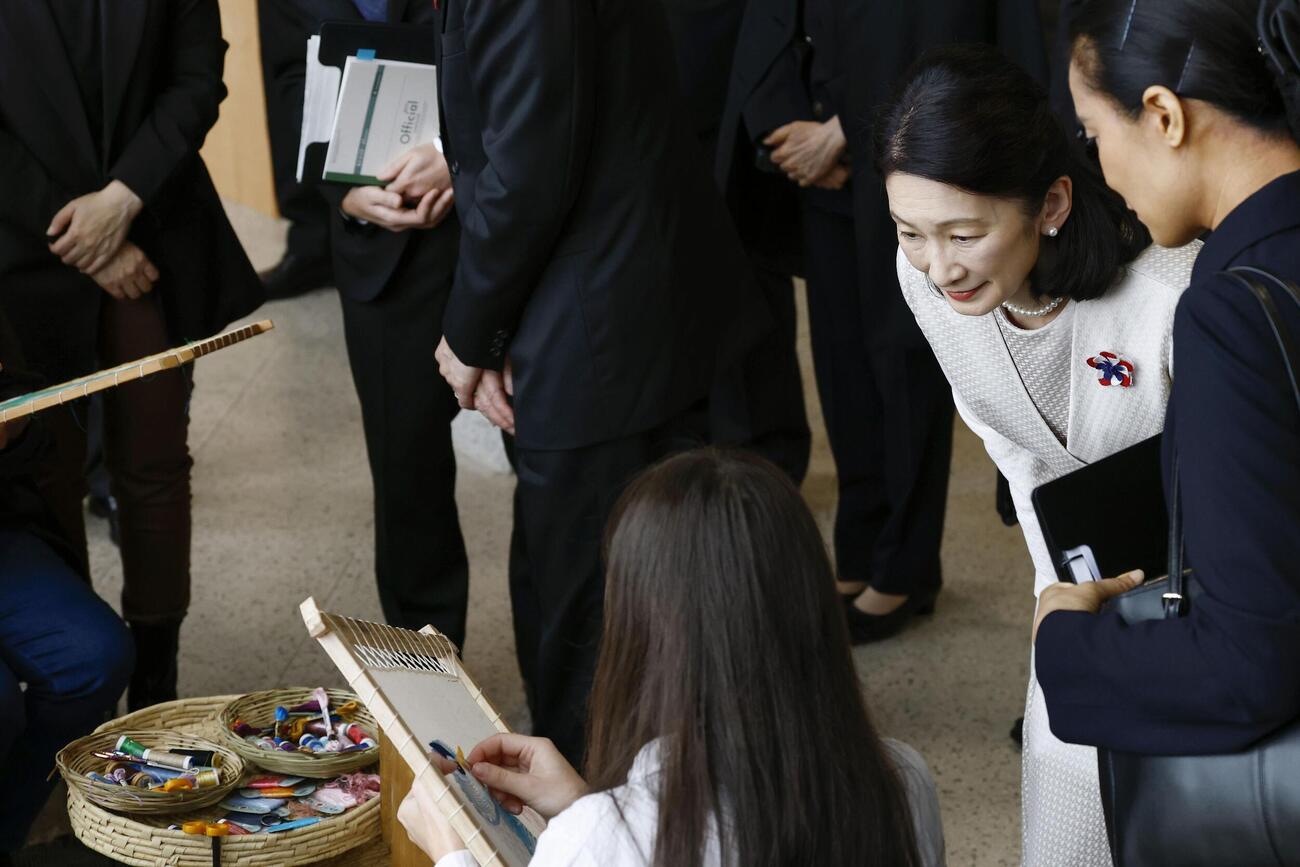 文化センターを訪れ、パラグアイ伝統のレース編み「ニャンドゥティ」の実演を見学される紀子さま＝20日、パラグアイの首都アスンシオン（共同）