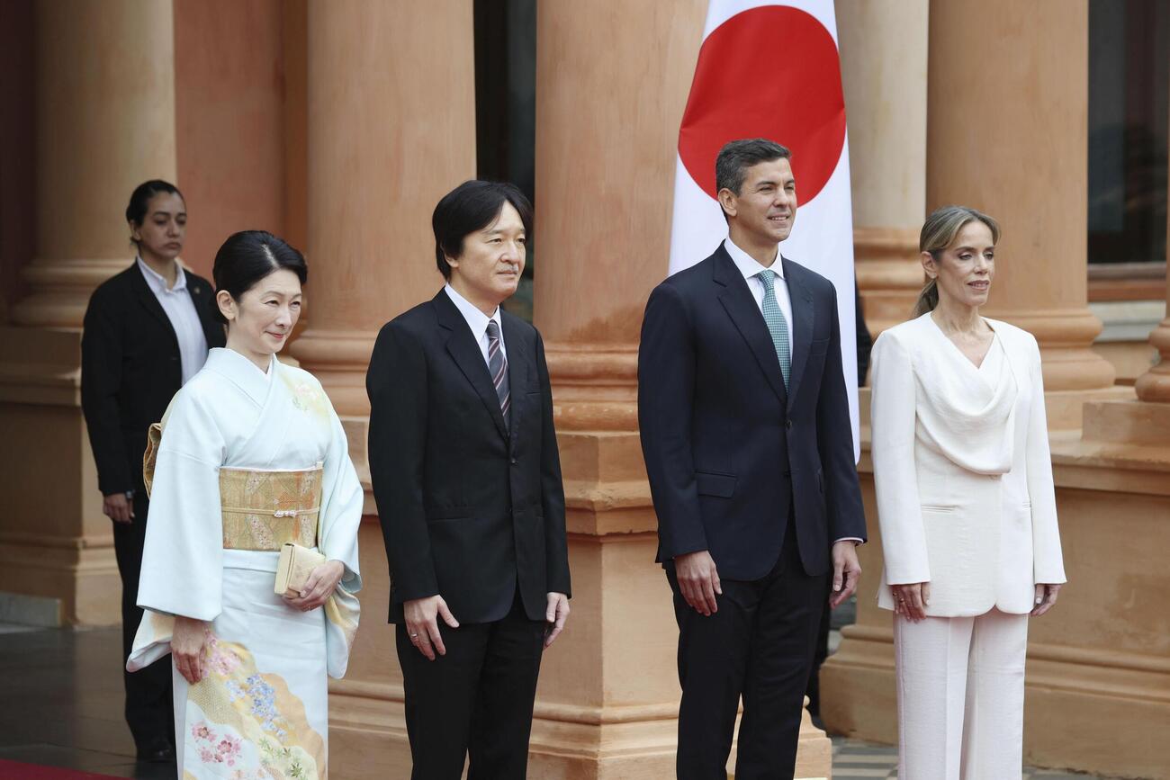 パラグアイのペニャ大統領を表敬訪問された秋篠宮ご夫妻＝20日、アスンシオンのロペス宮殿（代表撮影・共同）