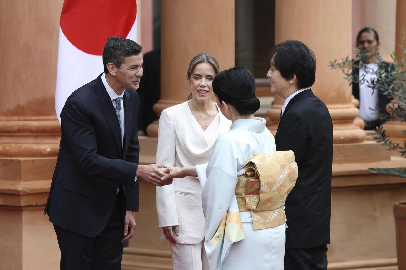 パラグアイのペニャ大統領を表敬訪問された秋篠宮ご夫妻＝20日、アスンシオンのロペス宮殿（代表撮影・共同）