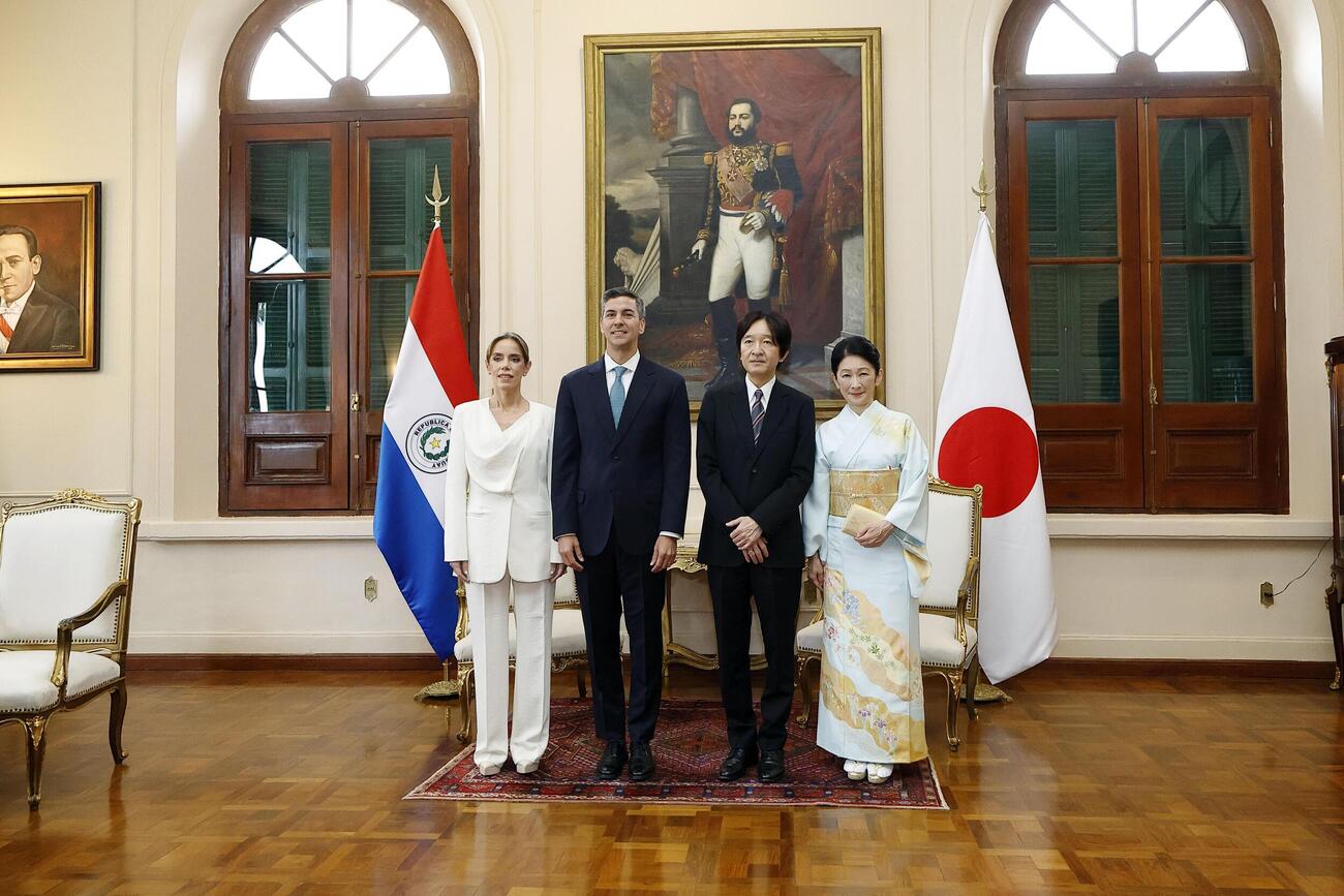 パラグアイのペニャ大統領を表敬訪問された秋篠宮ご夫妻＝20日、アスンシオンのロペス宮殿（宮内庁提供・共同）