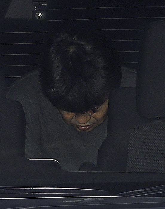 送検のため大阪府警本部を出る河井辰巳容疑者（共同）