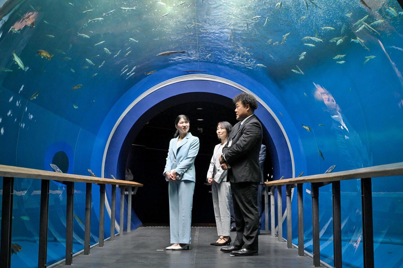 滋賀県立琵琶湖博物館を視察される愛子さま＝21日午前、滋賀県草津市（代表撮影）