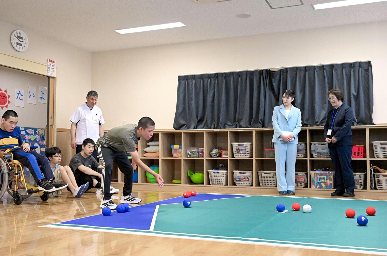 滋賀県米原市の医療福祉施設でボッチャを視察される愛子さま＝21日午後（代表撮影）