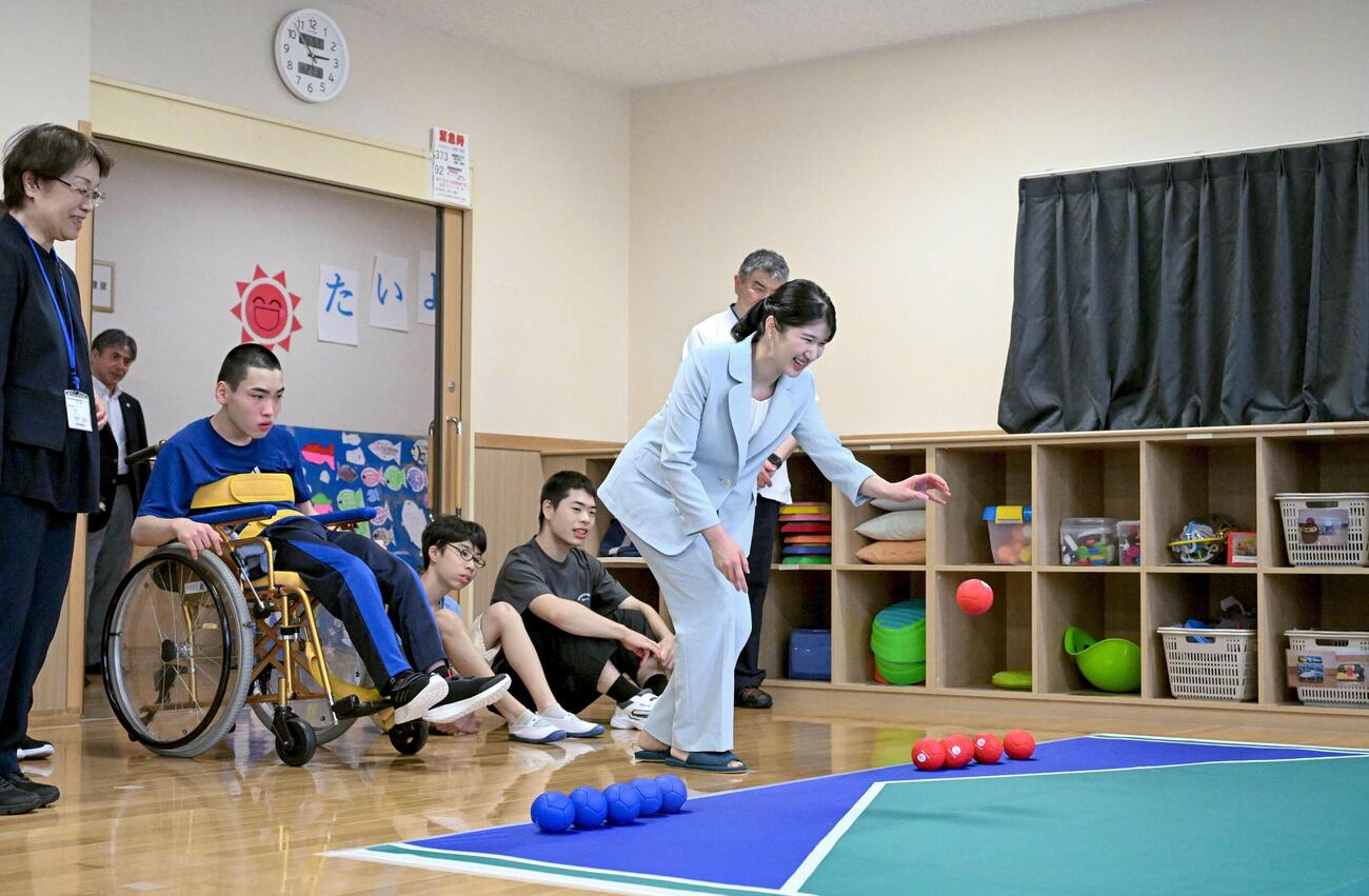滋賀県米原市の医療福祉施設でボッチャを体験される愛子さま＝21日午後（代表撮影）