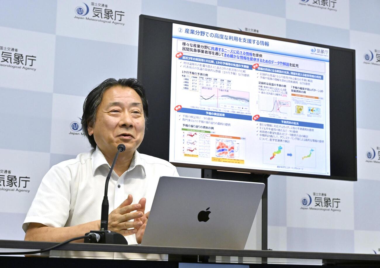 記者会見する専門家検討会の座長の中村尚・東大名誉教授（共同）
