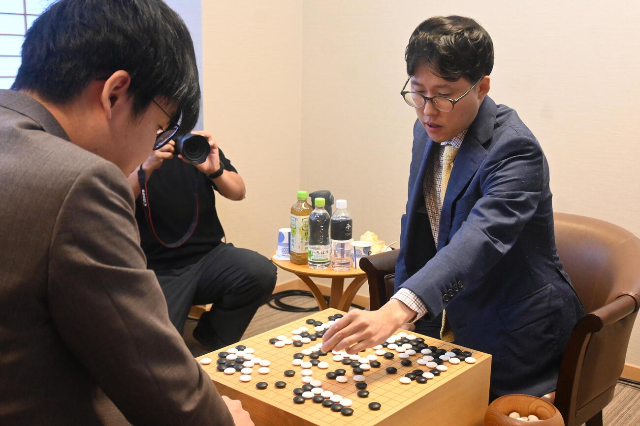 終局後、感想戦を行う井山裕太碁聖（右）佐田篤史七段（撮影・松浦隆司）