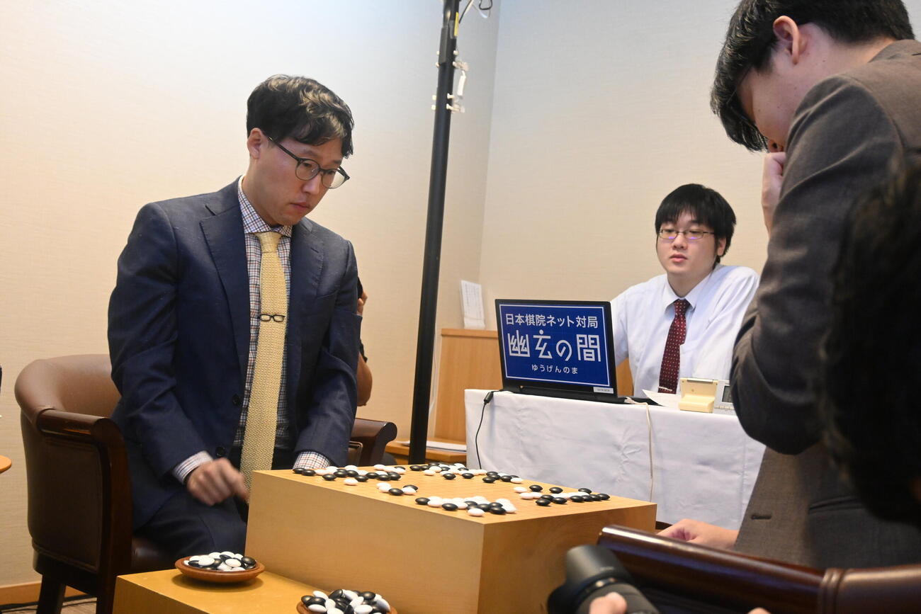 終局後、感想戦を行う井山裕太碁聖（左）佐田篤史七段（撮影・松浦隆司）