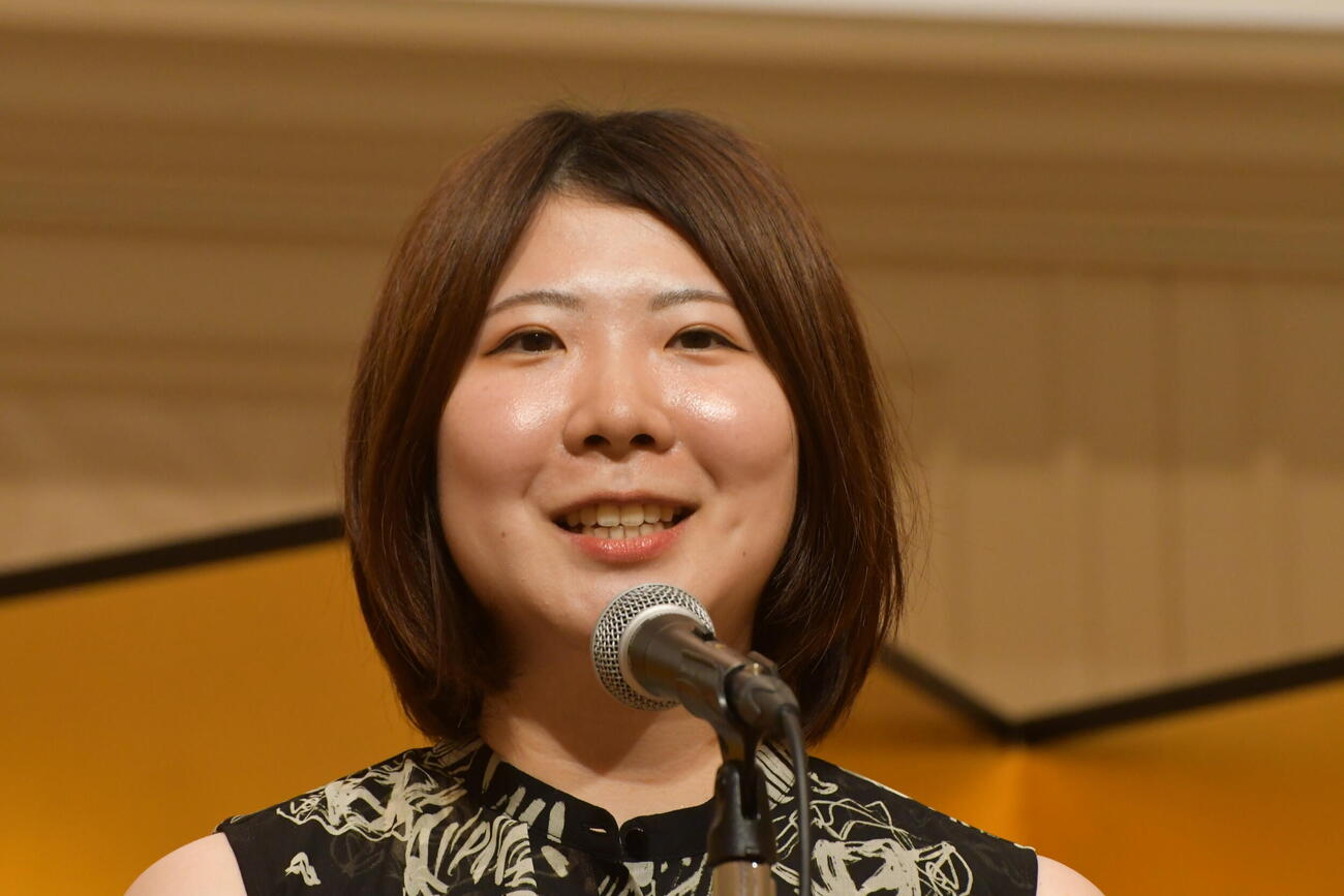 白玲戦開幕局の前夜祭で「1局1局丁寧に指していきたい」と決意を述べた西山朋佳白玲