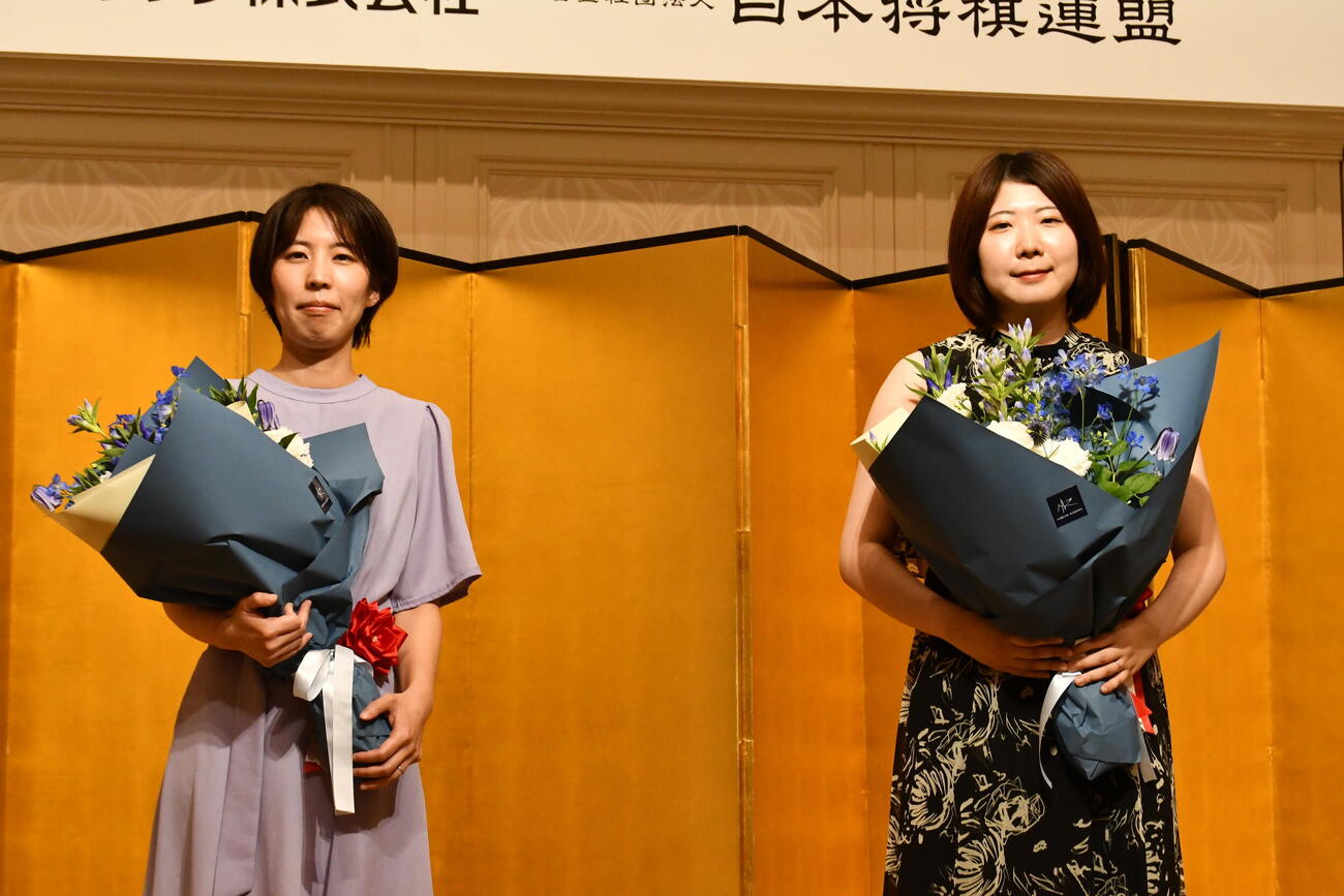 白玲戦開幕局前夜祭で花束を手にする挑戦者の福間香奈女流4冠（左）と西山朋佳白玲（右）