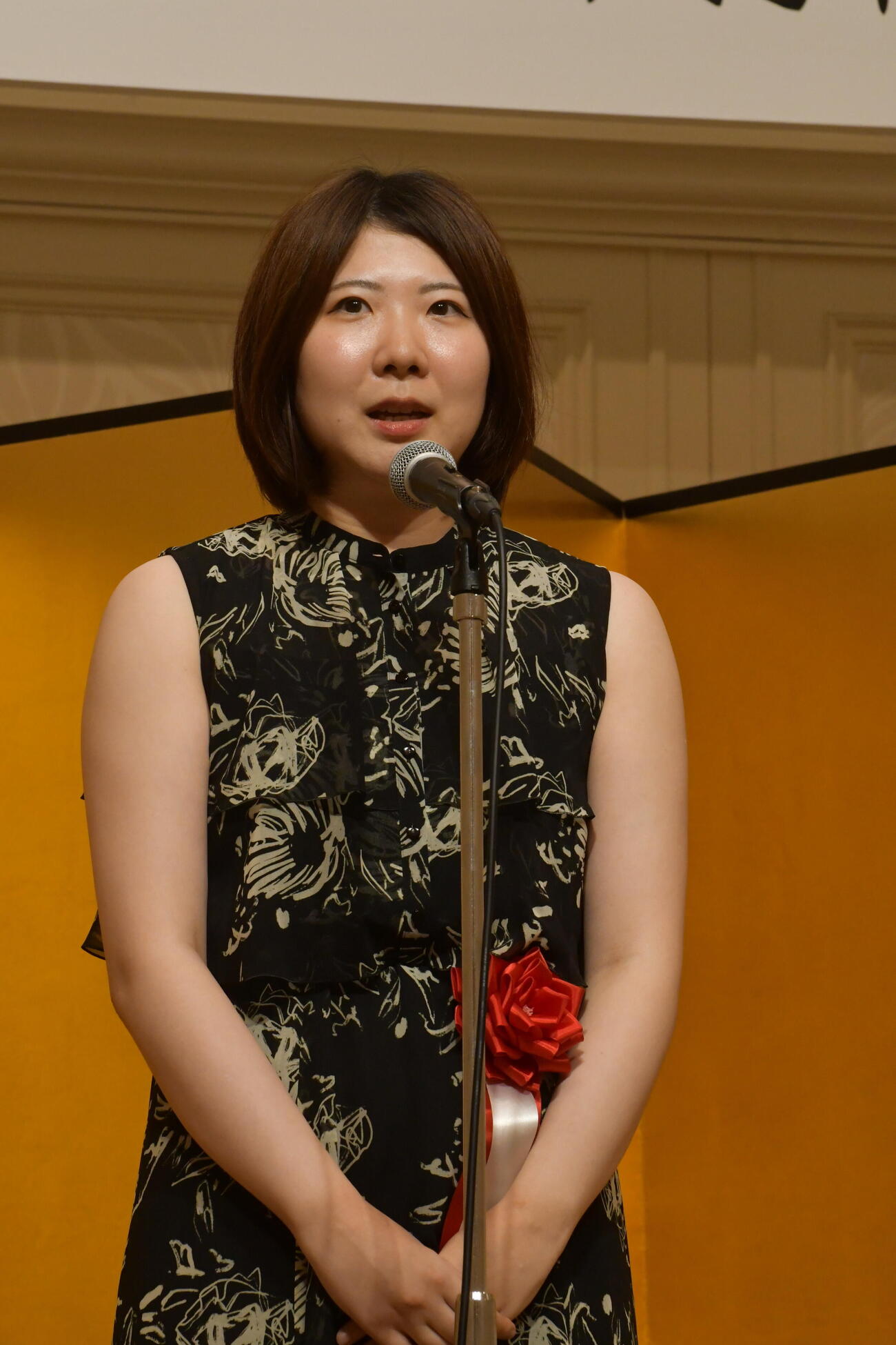 白玲戦開幕局の前夜祭で「1局1局丁寧に指していきたい」と決意を述べた西山朋佳白玲