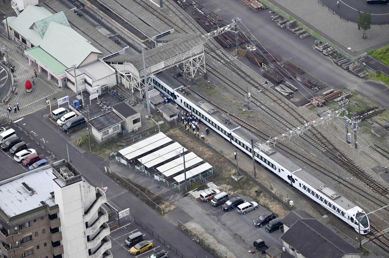 20日、東武日光線新鹿沼駅の構内で作業員4人をはね、停車した特急列車スペーシアX2号(共同)