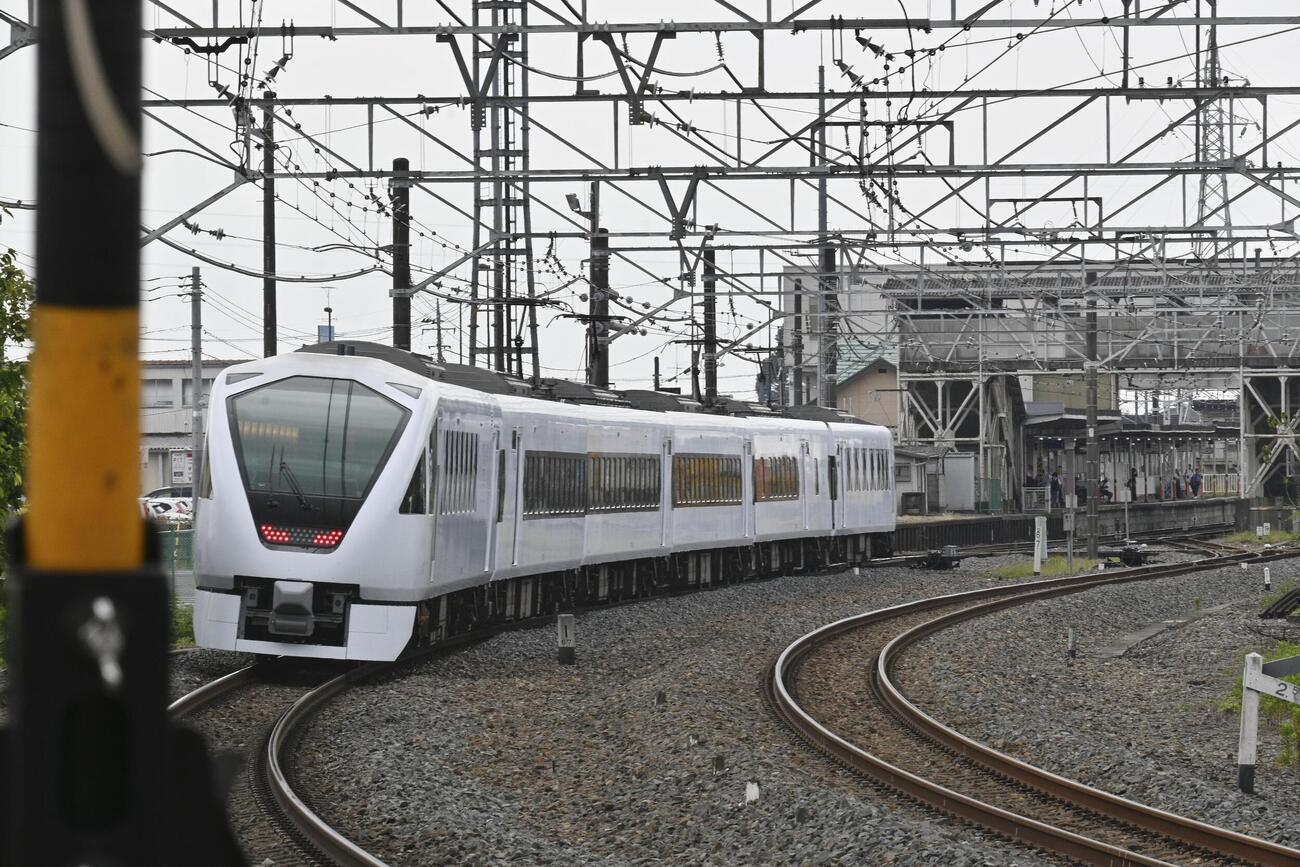 東武日光線新鹿沼駅に入る特急スペーシアX2号(共同)