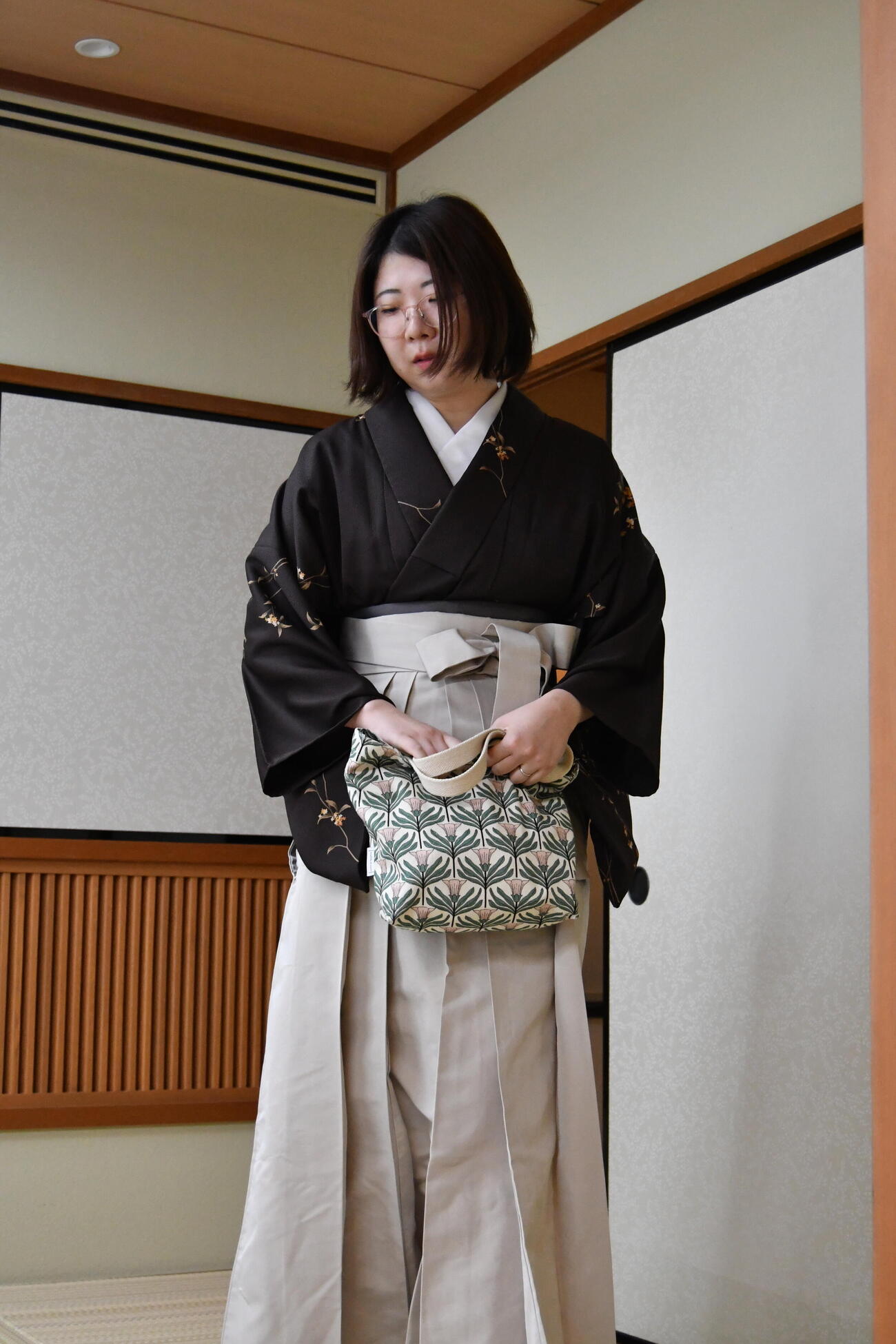 対局場に入室してくる西山朋佳白玲