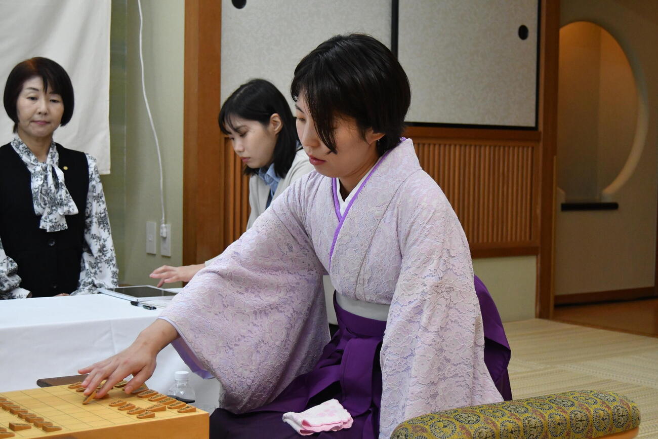 初手で5筋の歩を突く先手の福間香奈女流4冠
