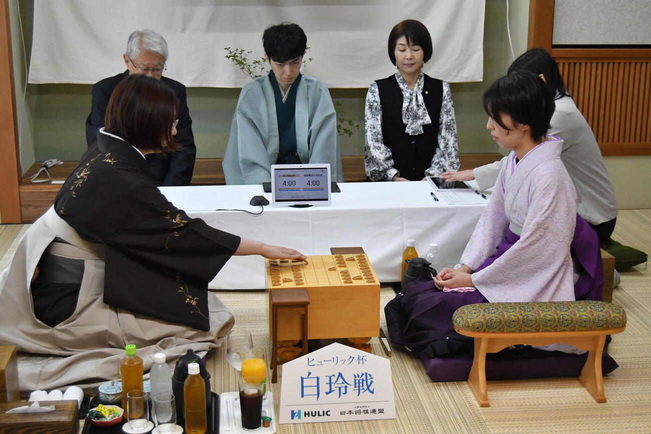 通算5期獲得を目指す西山朋佳白玲（左）かタイトル通算70期獲得を狙う福間香奈女流4冠（右）か注目の白玲戦7番勝負が開幕