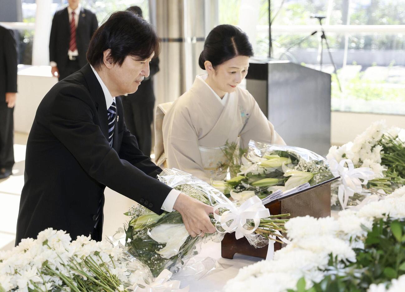 日本人移住90周年記念式典の会場で、献花される秋篠宮ご夫妻（代表撮影・共同）