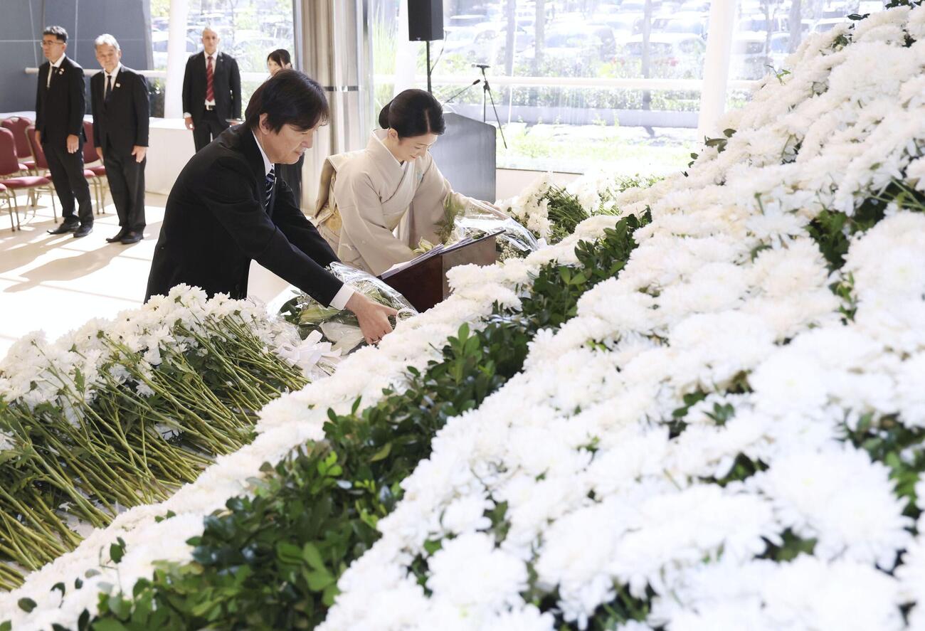 日本人移住90周年記念式典の会場で、献花される秋篠宮ご夫妻（代表撮影・共同）
