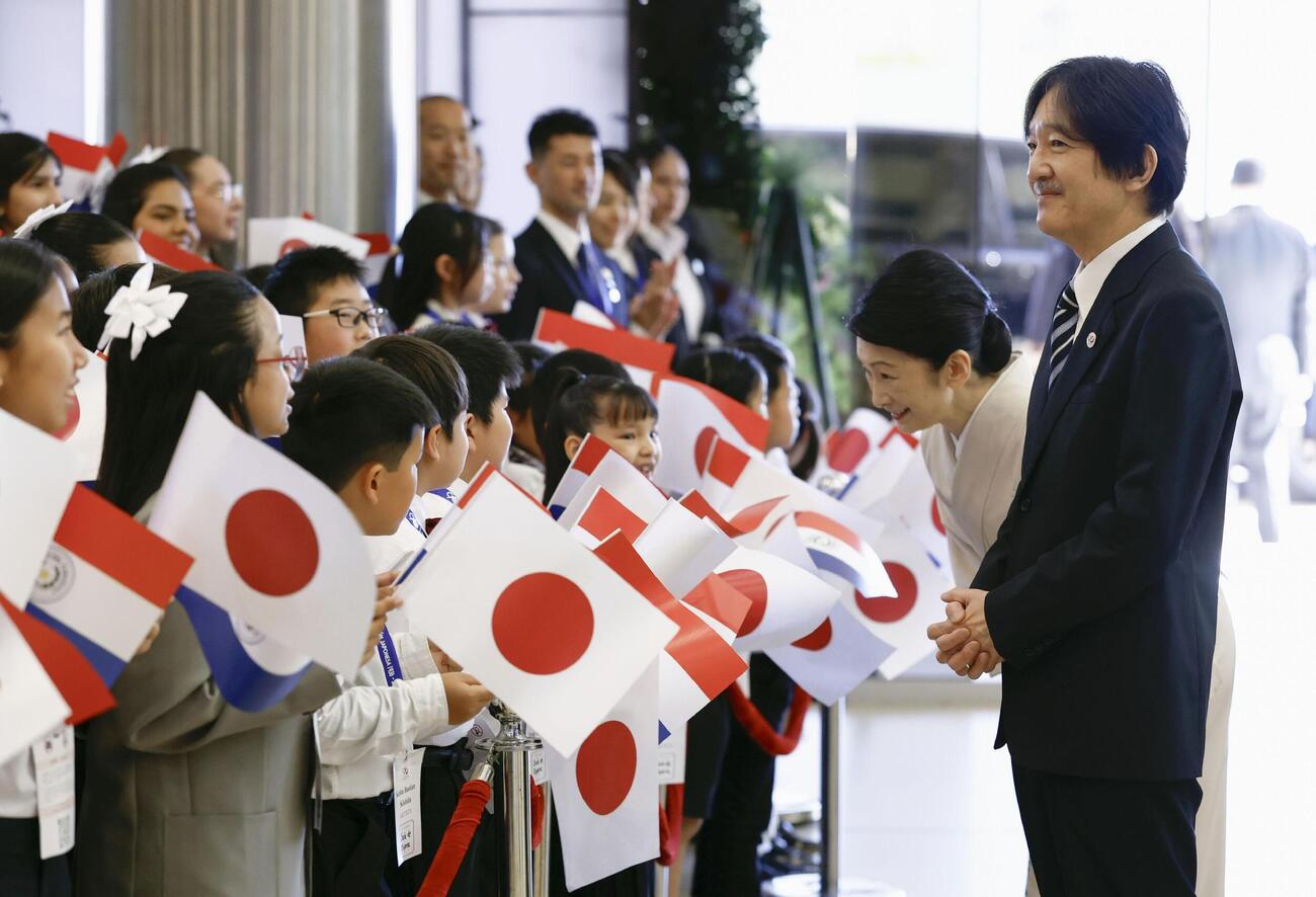 日本人移住90周年記念式典の会場に到着し、子どもたちの出迎えを受けられる秋篠宮ご夫妻（共同）