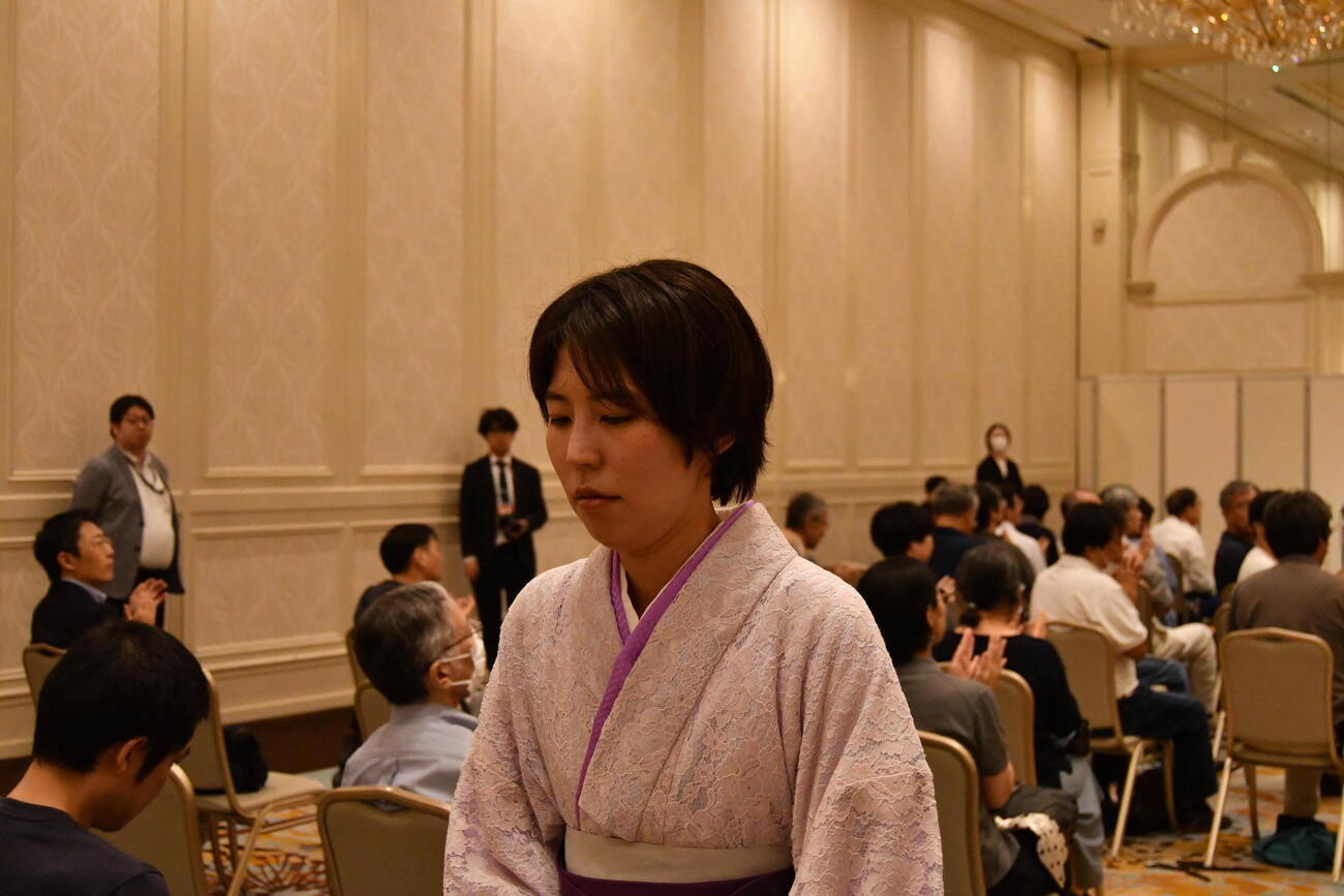 大盤解説会場であいさつを終えて引き揚げる福間香奈女流4冠