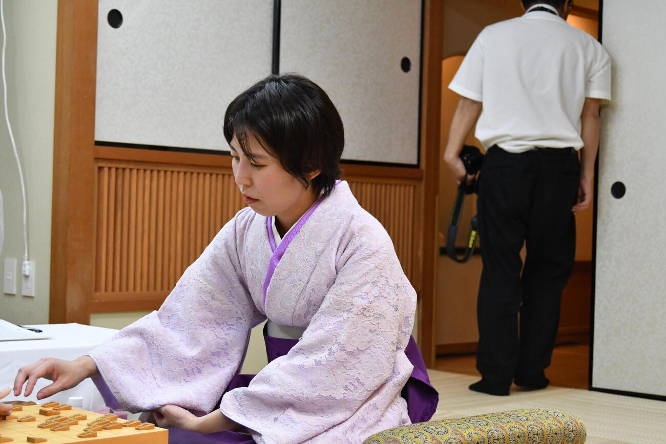 逆転負けを喫して厳しい表情の福間香奈女流4冠