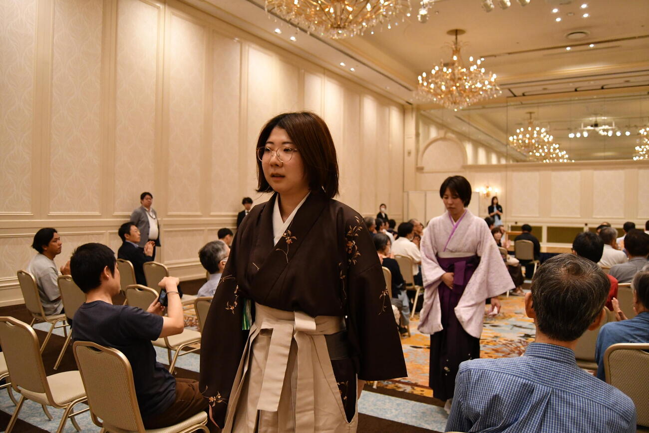 大盤解説会場であいさつを終えて引き揚げる西山朋佳白玲（左、右は福間香奈女流4冠）
