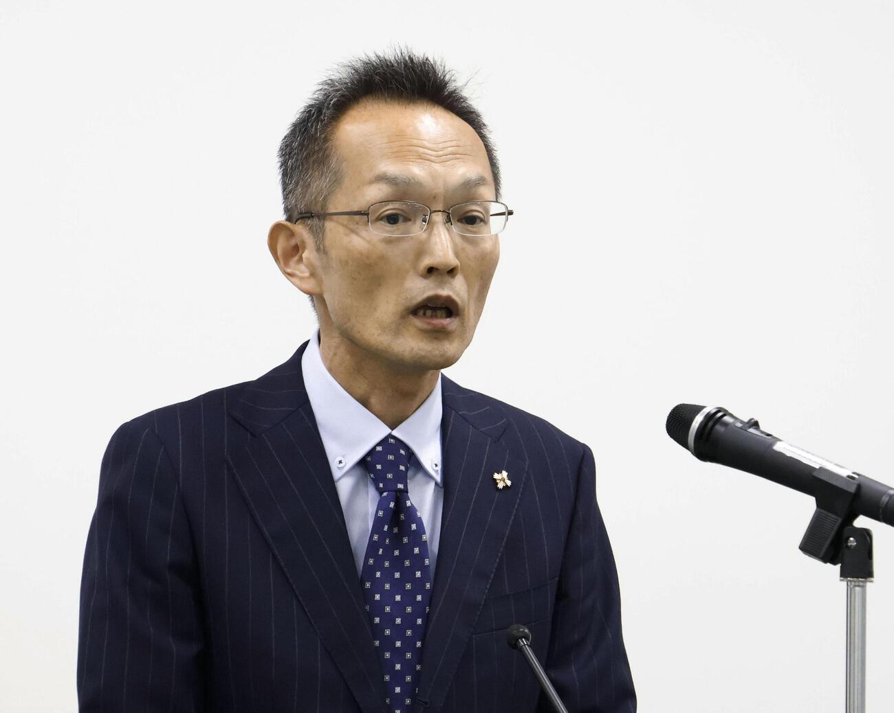 大阪高検検事長に着任し、記者会見する伊藤栄二氏＝21日午後、大阪市(共同)