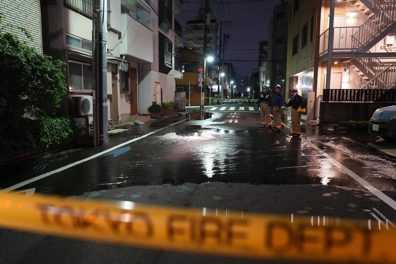水道管が破裂し、冠水した道路＝23日午前2時54分、東京都江東区（共同）