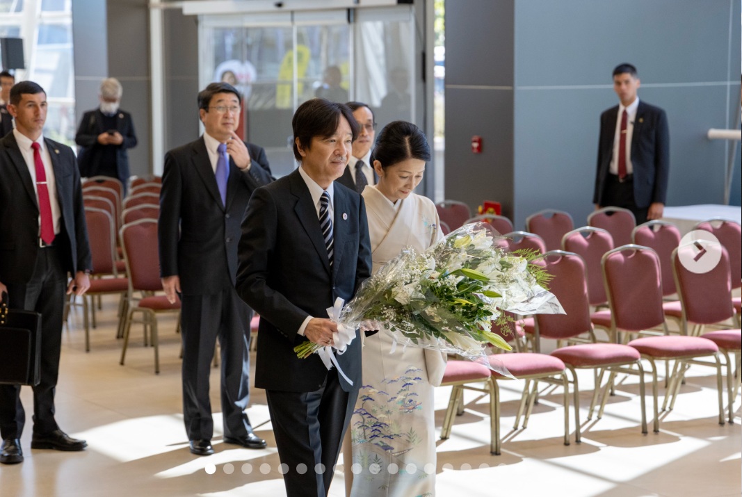 公式訪問先パラグアイでの日本人移住90周年記念式典で献花される秋篠宮ご夫妻