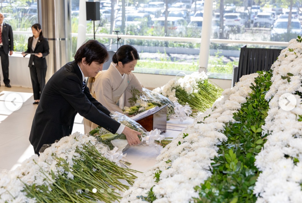 公式訪問先パラグアイでの日本人移住90周年記念式典で献花される秋篠宮ご夫妻