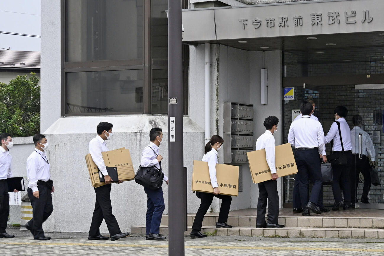 東武鉄道のグループ会社「東武建設」の家宅捜索に向かう捜査員（共同）