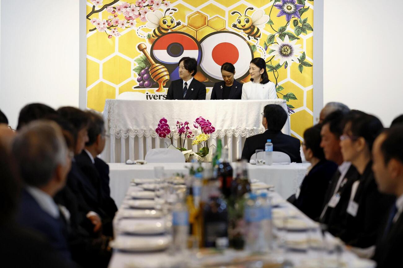 パラグアイ中南部ラ・コルメナで、歓迎昼食会に出席された秋篠宮ご夫妻（共同）