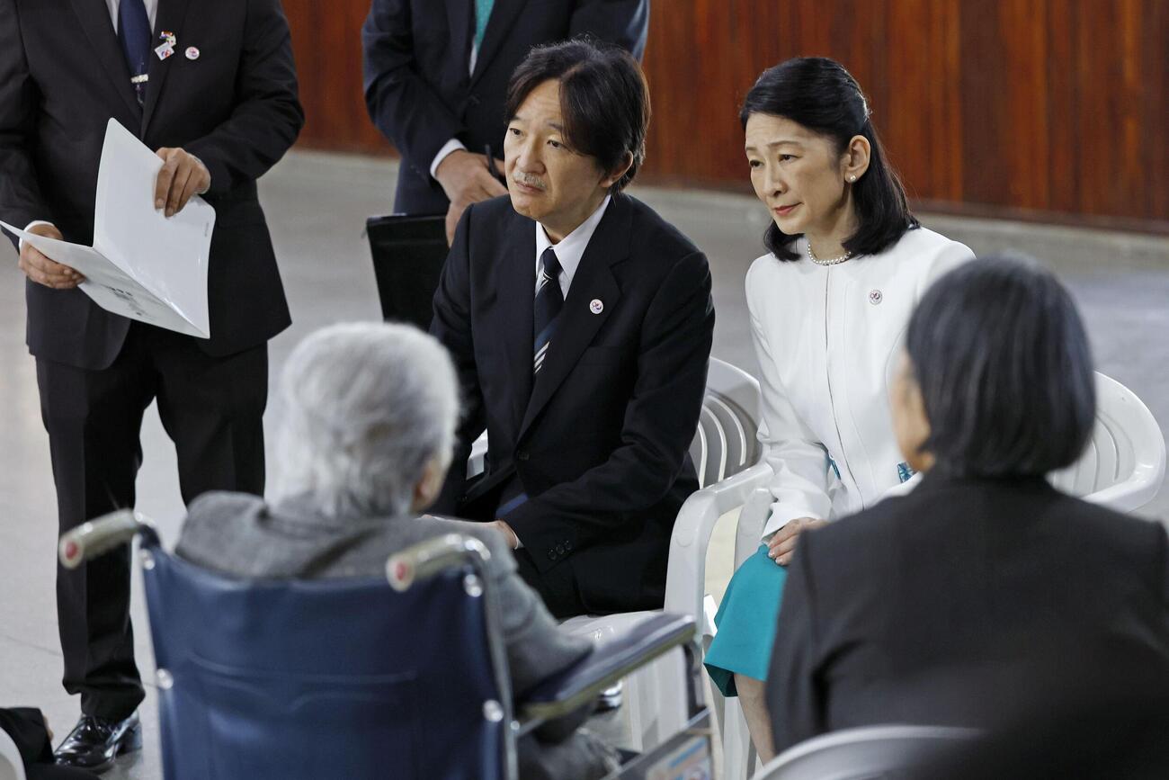 日系人と懇談される秋篠宮ご夫妻（共同）