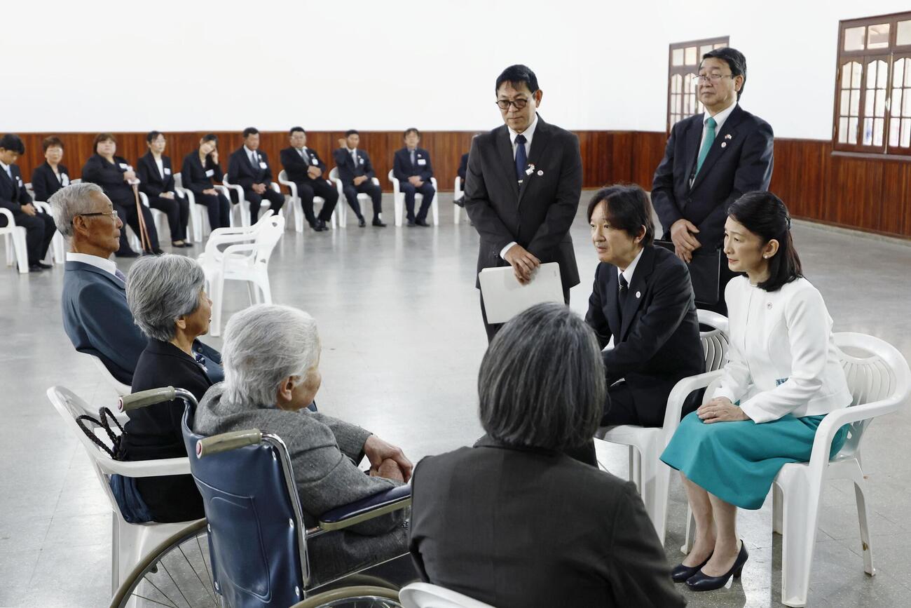 日系人と懇談される秋篠宮ご夫妻（共同）