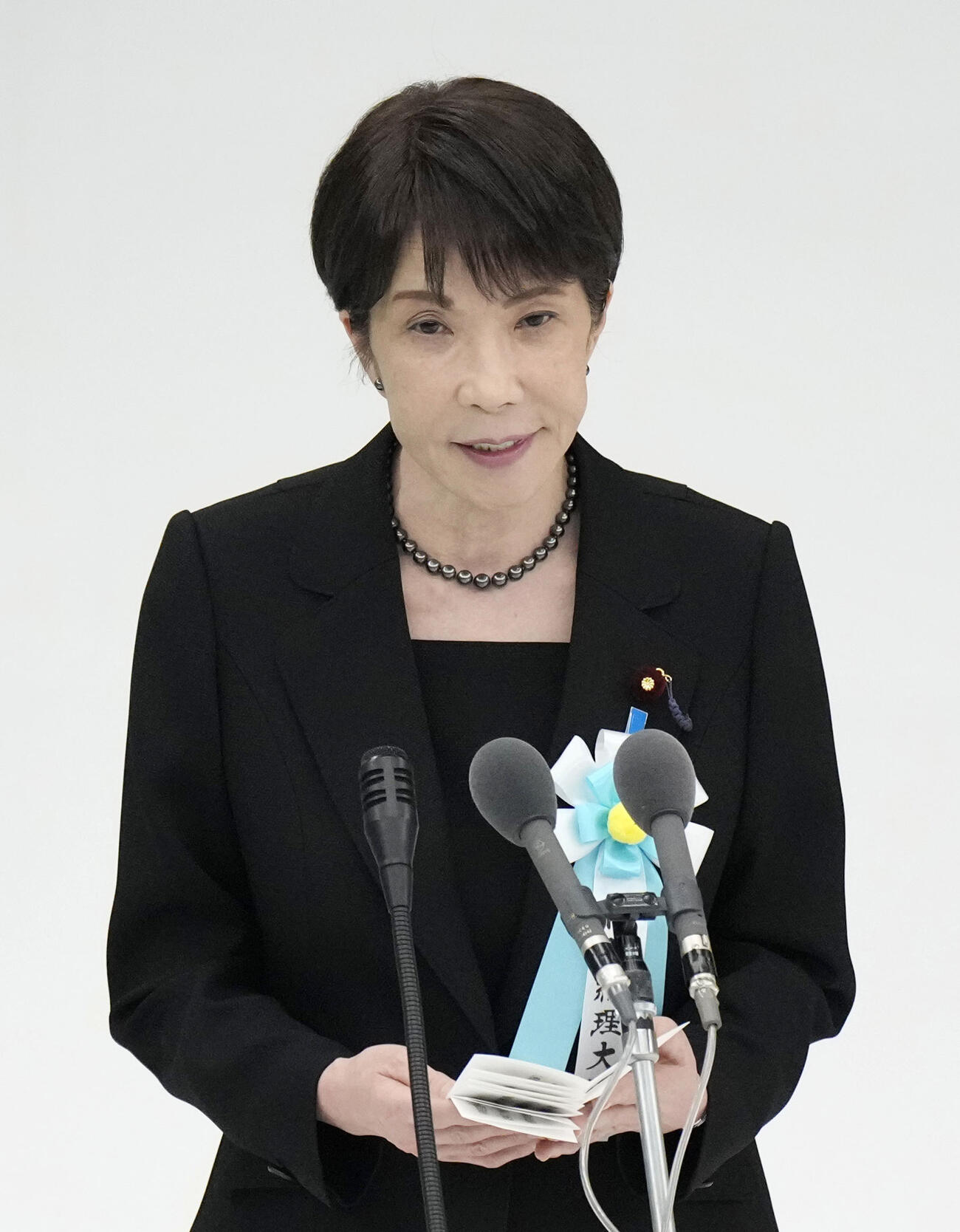 全国戦没者追悼式で式辞を述べる高市首相。首相は就任後初の式辞で「反省」には触れなかった＝15日、東京・日本武道館（共同）