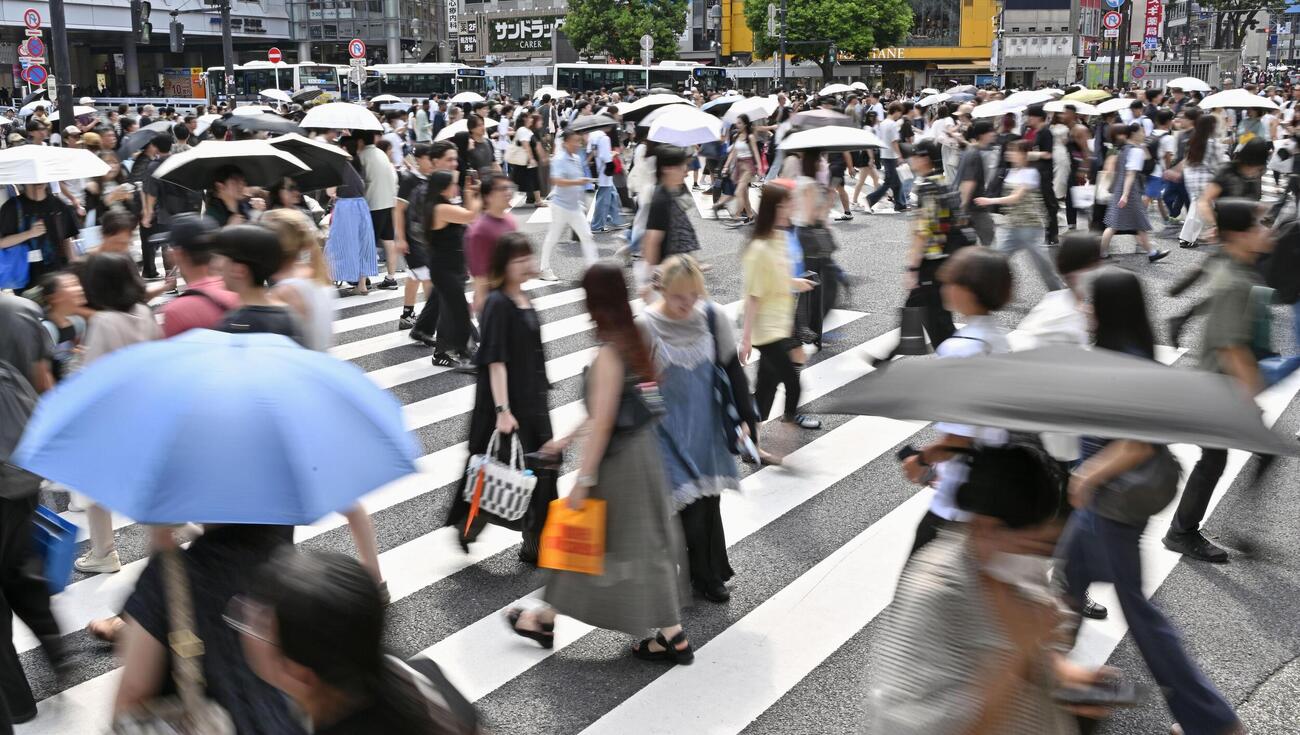 東京・渋谷を行き交う人たち＝22日（共同）