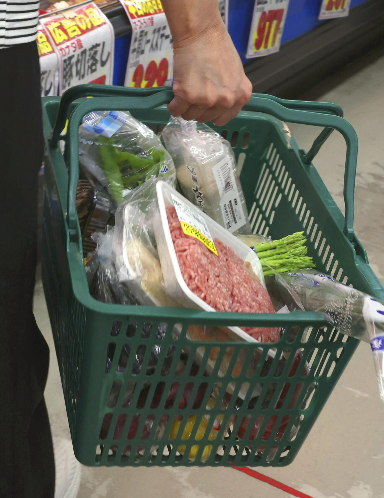 スーパーの買い物客＝5日、東京都墨田区のスーパーイズミ業平店（共同）