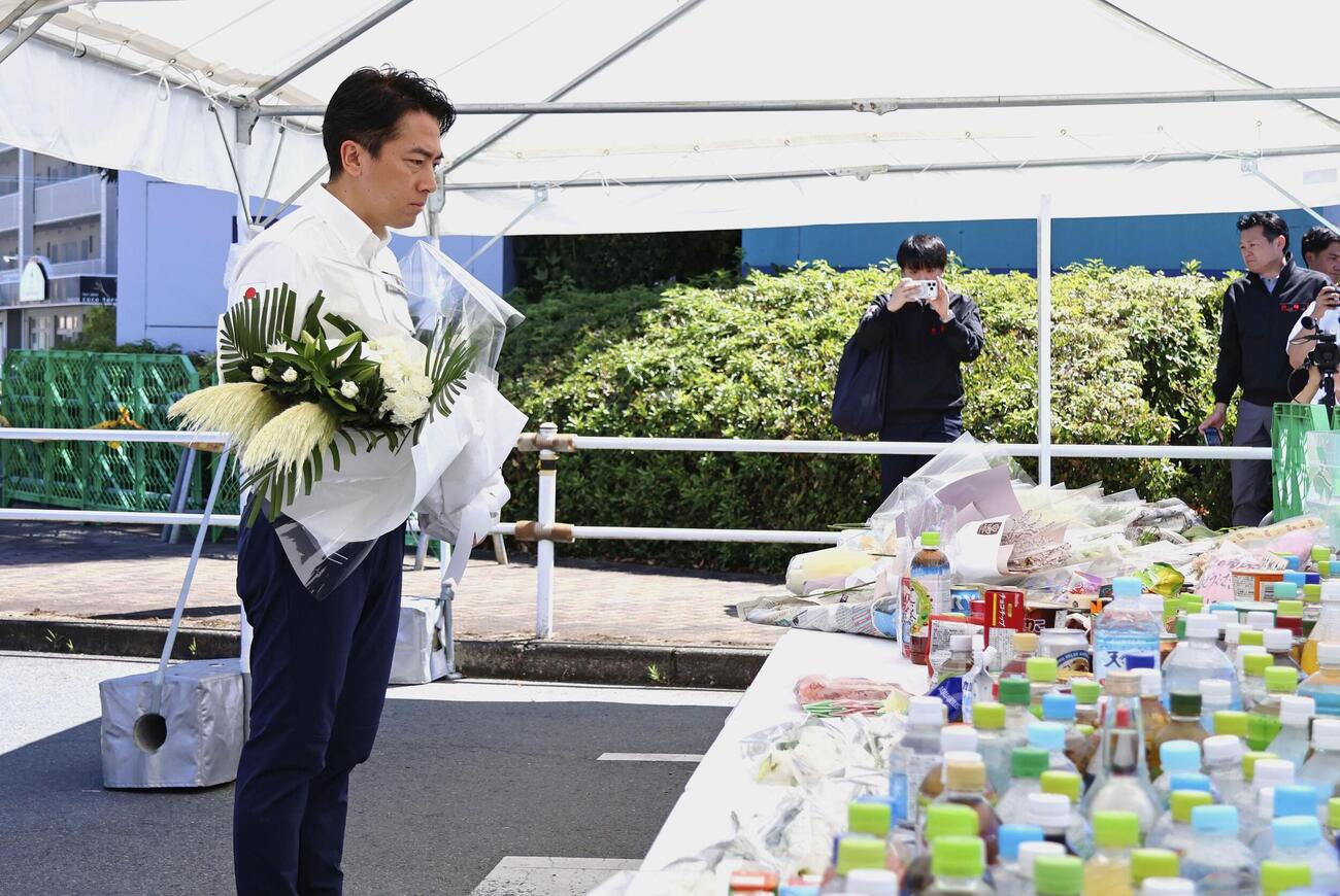 地震後に爆発が起きた「イオンモール熊本」で献花する小泉防衛相＝23日午前、熊本県嘉島町(共同)