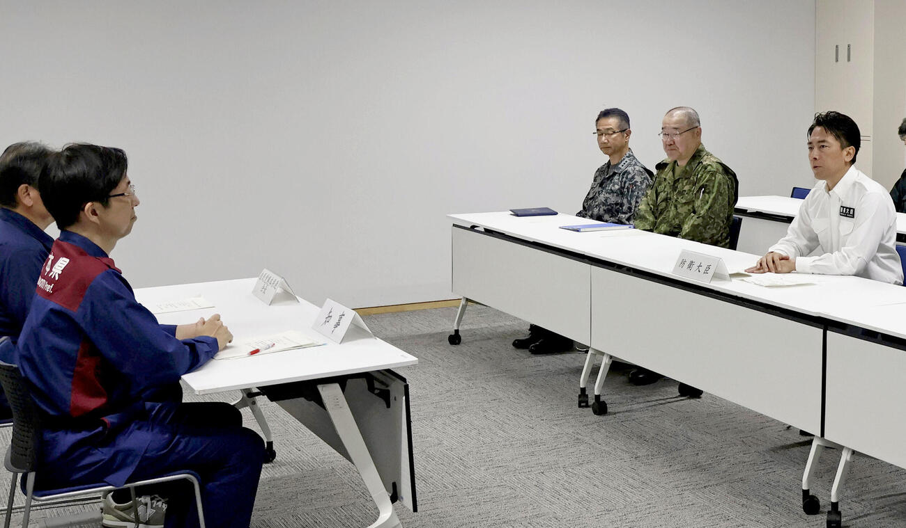 熊本県の木村敬知事（左手前）と面会する小泉防衛相（右端）＝23日午後、熊本県庁(共同)