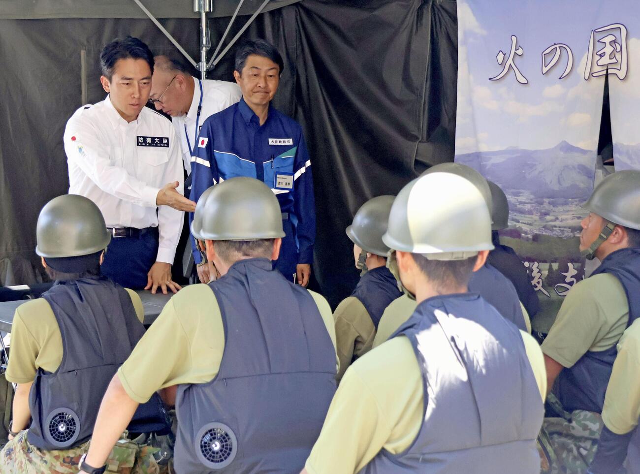 熊本市の火の君文化センターで入浴支援に当たる自衛隊員を激励する小泉防衛相（奥左）＝23日午前(共同)